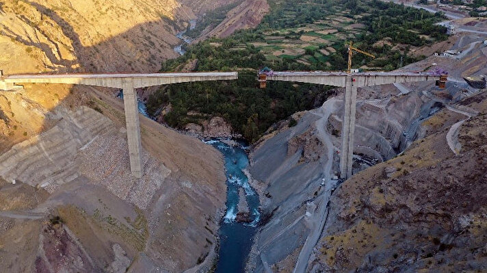 1970’lerde ilk ihalesi yapılan Türkiye’nin en yüksek köprüsü, Bitlis’in Hizan ile Siirt’in Pervari ilçeleri arasında yapılarak açılış için gün sayıyor. 