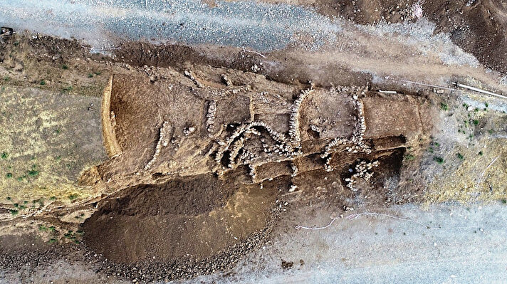 An ancient historical site dating back 11,800 years was unearthed on Thursday in southeastern Turkey. Now part of the province of Mardin, the area has been home to many different civilizations including the Sumerians, Akkadians, Babylonians, Hittites, Urartians, Romans, Abbasids, Seljuks and Ottomans. A total of 15 restorers and archaeologists as well as 50 workers are currently excavating the area, which was designated a historical and cultural site by Turkish authorities.