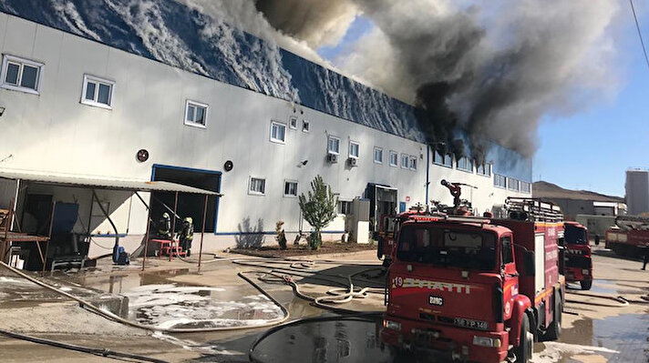 Organize Sanayi Bölgesi'ndeki bir fabrikada henüz belirlenemeyen nedenle yangın çıktı.