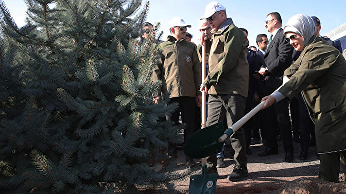 Cumhurbaşkanı Recep Tayyip Erdoğan, 81 ilde eş zamanlı gerçekleştirilen "11 Milyon Ağaç; Bugün Fidan, Yarın Nefes" kampanyası kapsamında Ankara'nın Yenimahalle ilçesindeki Batıkent Çakırlar mevkisinde düzenlenen programa katıldı. 