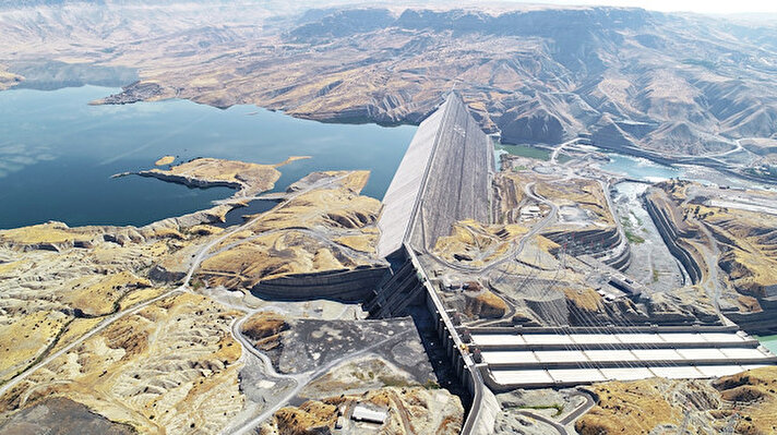 DSİ 16. Bölge Müdürü Ali Naci Kösalı, AA muhabirine, Güneydoğu Anadolu Projesi'nin can damarı olan Ilısu Barajı'nın aynı zamanda Cizre Barajı'nın da yapımına imkan sağlayacağını söyledi.

