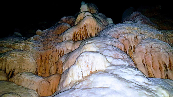 Elazığ'ın Keban ilçesinde, 10 bin metrekarelik alana yayılan ve 200 metre derinlikte bulunan Gümüşkaya Mağarası'ndaki milyonlarca yıllık olduğu değerlendirilen oluşumlar hayranlık uyandırıyor.
