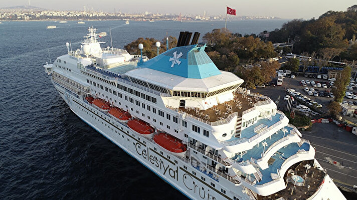 Kış aylarında da İstanbul'a turistlerin ilgisi yoğun. Son aylarda turistler kruvaziyer gemileri ile İstanbul'a geliyor. Peş peşe gelen gemilere bir yenisi eklendi. Malta bayraklı 'Celestyal Crystal' adlı 9 katlı lüks yolcu gemisi  380 yolcusu ve 220 mürettebatıyla dün akşam saatlerinde Sarayburnu Limanına yanaştı.