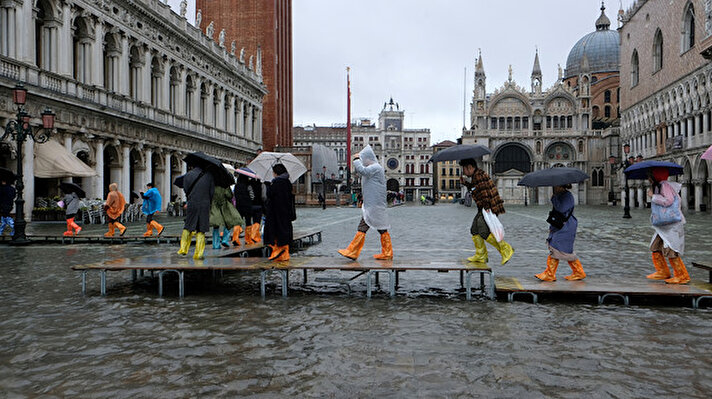 Venedik’te ‘acqua alta’ olarak bilinen gelgit olayı son 53 yılın zirvesini gördü. Su seviyesi 187 santimetreye kadar çıkarken, şehrin tarihi meydanları sular altında kaldı ve kent genelinde alarm durumuna geçildi.