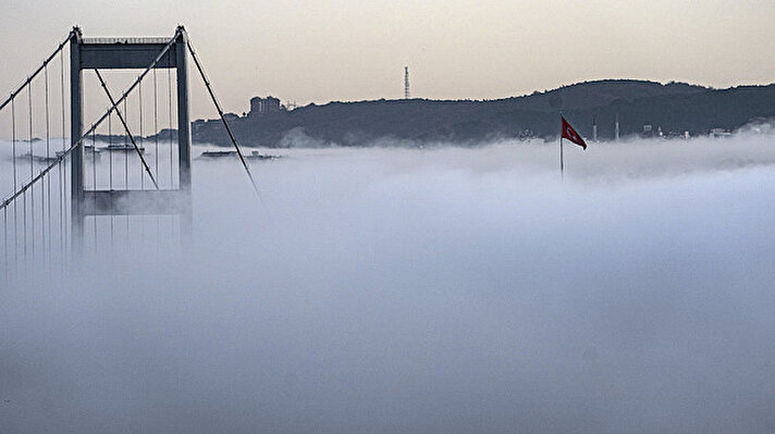 İstanbul Boğazı ve Fatih Sultan Mehmet Köprüsü'nde sabah saatlerinde sis etkili oldu.