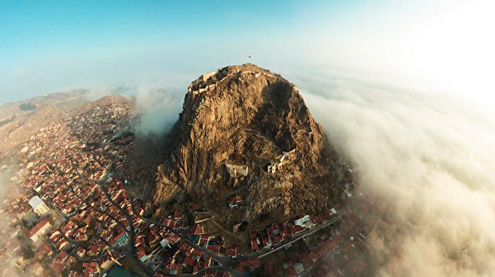 Son günlerde sisli bir sabaha uyanan Afyonkarahisar, fotoğraf tutkunlarını da mest eden manzaralar sunuyor. Kentin simgesi olan 226 metre yüksekliğindeki Karahisar Kalesi’ni fotoğraflayan sanatçı Çağrı Selek birbirinden güzel fotoğraflara imza attı. 