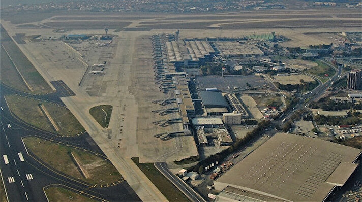 Türkiye’de hava ulaşımının ilk başladığı nokta olan ve milyonlarca yolcuya ev sahipliği yapan Atatürk Havalimanı kargo bölümün bir kısmı yıkılmaya başlandı. 