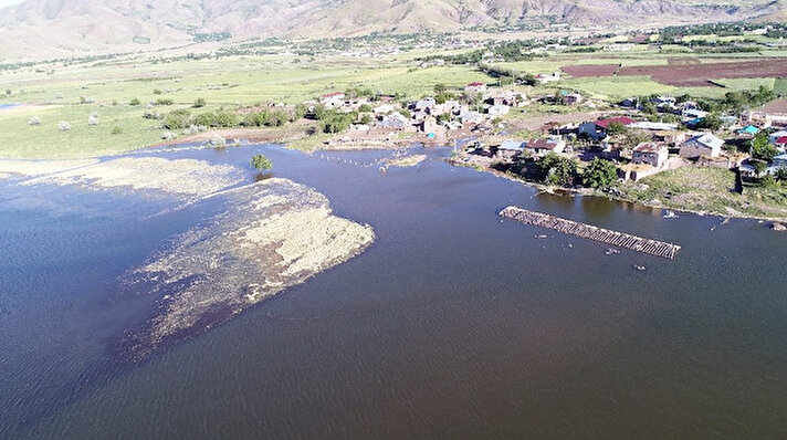 Keban Baraj Gölünü besleyen ve 6 ay önce dolululuk oranı maksimum seviyeye gelen Murat Nehri’nde, uzun bir aradan sonra su 1,5 kilometre çekildi.