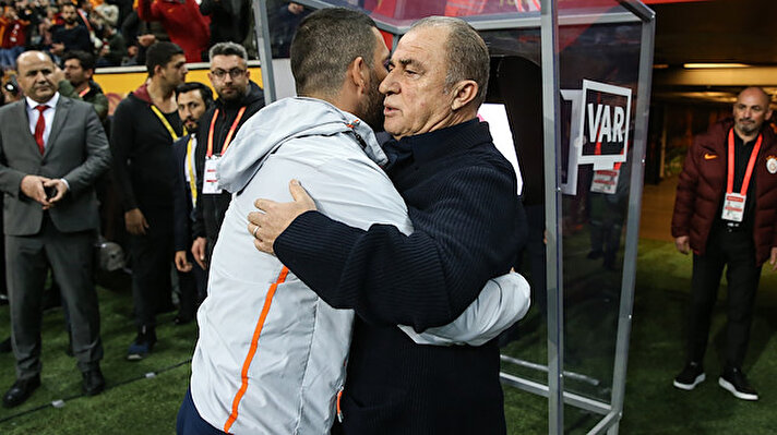 ​Galatasaray-Başakşehir maçının başlama düdüğü çalmadan önce dikkat çekici anlar yaşandı.