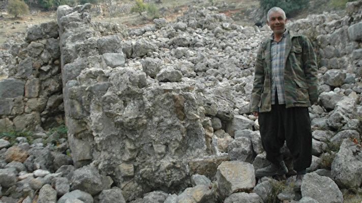 Yeşilova Mahallesi'nde çobanlık yapan Nihat Çoban, bir hafta önce keçileri otlattığı Tetceğiz mevkiinde mozaik taban mozaiği fark etti. 