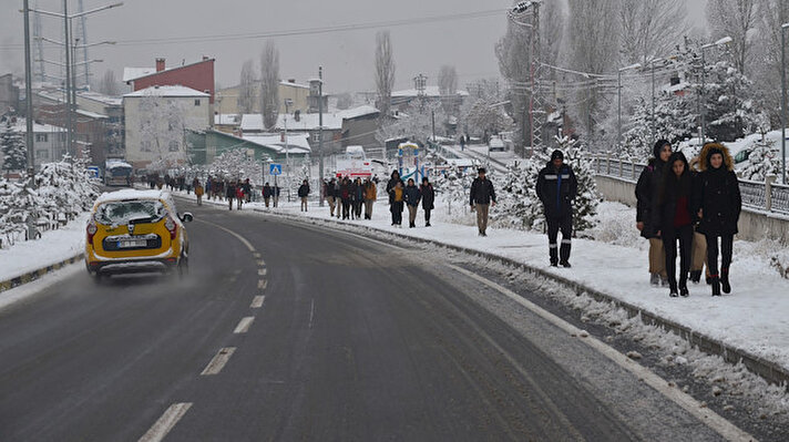 Kars'ta kar yağışı öğleden sonra kent merkezini beyaza bürüdü. Yağışa hazırlıksız yakalanan vatandaşlar ile sürücüler zor anlar yaşadı.
