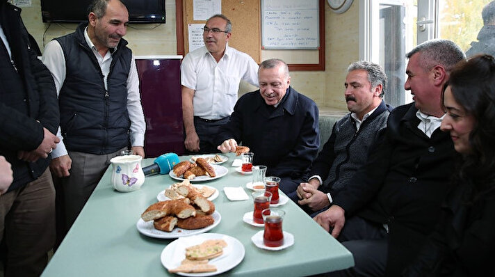 Cumhurbaşkanı Erdoğan, 6. Din Şurasına katıldıktan sonra Çukurambar’da Bayındır Taksi Duragı’nı ziyaret ederek taksicilerle sohbet etti. 