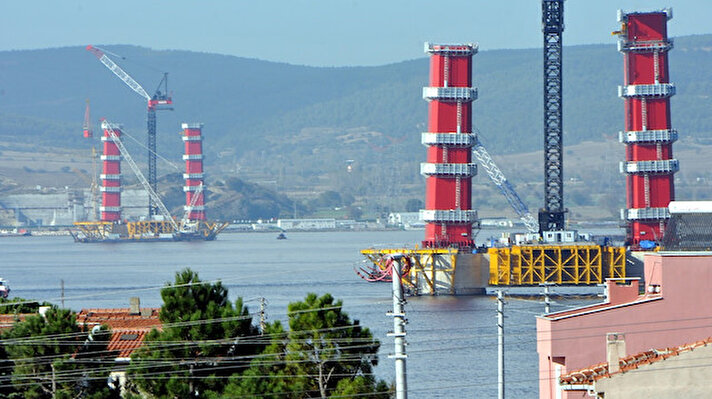Temeli, 18 Mart 2017 tarihinde Cumhurbaşkanı Recep Tayyip Erdoğan tarafından törenle atılan 1915 Çanakkale Köprüsü'nün yapımı için ilk olarak Gelibolu’da Sütlüce, Lapseki’de ise Şekerkaya mevkileri arasında uzun süre denizde sondaj çalışması yapıldı. Bu çalışmaların tamamlanmasıyla birlikte 2023 metrelik ayak açıklığıyla dünyanın en uzun asma köprüsü için Çanakkale Boğazı'nın Avrupa yakasındaki Gelibolu ilçesi Sütlüce mevkiinde şantiye kuruldu. 