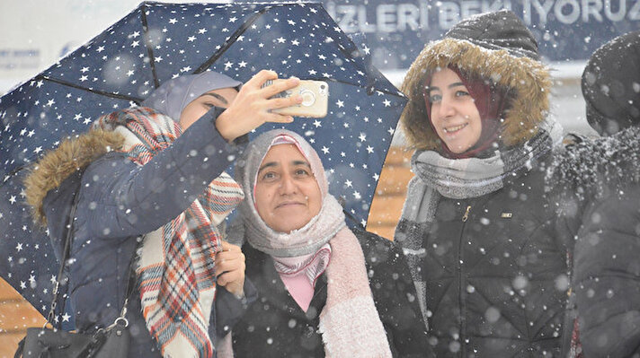 Erzurum'da kent merkezinde yağmur etkili olurken, Palandöken'e kar yağdı. Türkiye'nin önemli turizm merkezlerinden Palandöken Kayak Merkezi de beyaza büründü. 