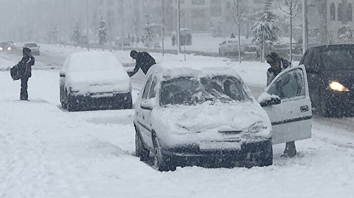 Orta Akdeniz'den gelen yağışlı havanın etkisine giren Erzurum'da kar yağışı gece 00.00 sıralarında başladı. Sabaha kadar, etkisini artırarak devam eden yağış nedeniyle kent merkezinde kar kalınlığı 10 santimetreye ulaştı.

