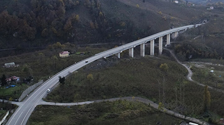 Karadeniz'i İç Anadolu, Doğu Anadolu ve Akdeniz'e bağlayacak, 28 tünel ile viyadük ve köprülerden oluşan 600 kilometrelik Karadeniz-Akdeniz Yolu Projesi'ndeki çalışmalarda sona yaklaşıldı.