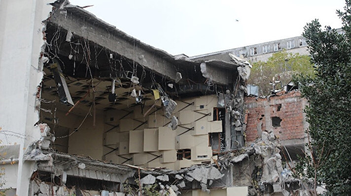 İstanbul Valiliği 5.8lik İstanbul depreminde hasar gören İstanbul Üniversitesi Çapa Diş Hekimliği Fakültesi’ne yönelik tahliye kararını açıklamıştı. Kararın ardından fakültede yıkım çalışmaları başladı. 