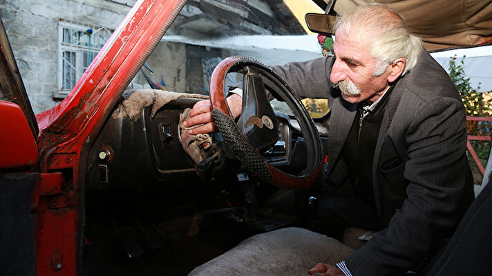 Murgul ilçesinde yaşayan 65 yaşındaki İlyas Coşkuner, 1975 model "Anadol" marka aracına gözü gibi bakıyor.