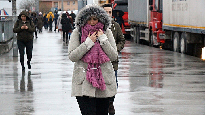İstanbul genelinde etkili olmaya devam eden yağışın yanı sıra soğuk hava dalgası da vatandaşa zor anlar yaşattı.