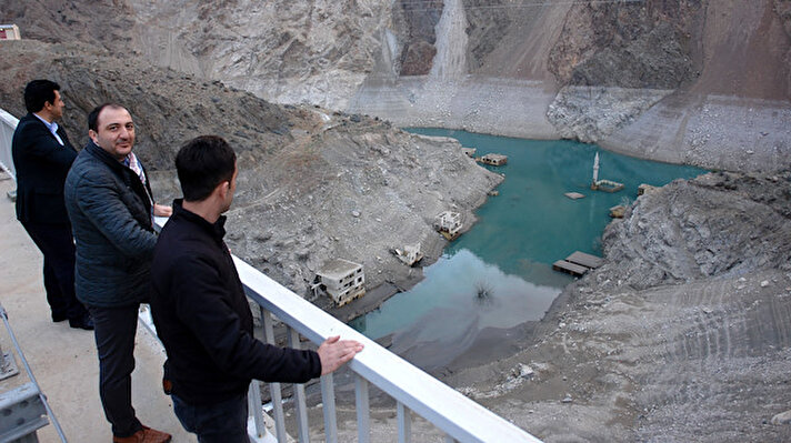 Çoruh Nehri üzerinde, 249 metre gövde yüksekliğiyle Türkiye'nin en yüksek, dünyanın ise 6'ncı yüksek gövdeli barajı olan ve Cumhurbaşkanı Recep Tayyip Erdoğan'ın başbakanlığı döneminde, 2012 yılında hizmete açılan Deriner Barajı'nın su seviyesi, bölgede azalan yağışlar nedeniyle yaklaşık 53 metre çekildi. 