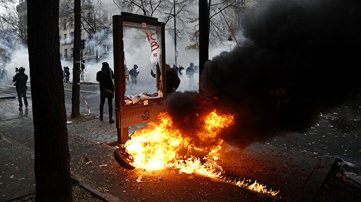 Fransa’da Perşembe günü başlayan grev, ülke genelinde hayatı felç etti.