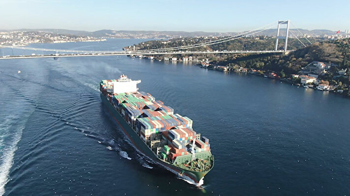 Karadeniz'den İstanbul Boğazı'na sabah saatlerinde ilk olarak Hong Kong bayraklı 300 metre uzunluğunda, 43 metre genişliğinde konteyner gemisi 'Maersk Kıthıra' girdi. Yaklaşık bir saate Arnavutköy açıklarına ulaşan dev gemiyi sahilde bulunan bazı vatandaşlar ilgiyle izledi. Yaklaşık 1,5 saate boğaz geçişini tamamlayan konteyner gemisi Avcılar Ambarlı limanına yük boşaltmak için Marmara denizinde yol aldı.
