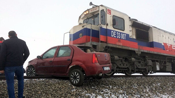 Kars’ta yük treninin otomobile çarpması sonucu 3 kişi hayatını kaybetti.