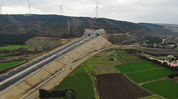 İstanbul, Kocaeli ve Sakarya hattında inşa edilen ve bugüne kadar yüzde 85’lik ilerleme sağlanan Kuzey Marmara Otoyolu Projesi’nin çalışmaları tüm hızıyla sürüyor. 