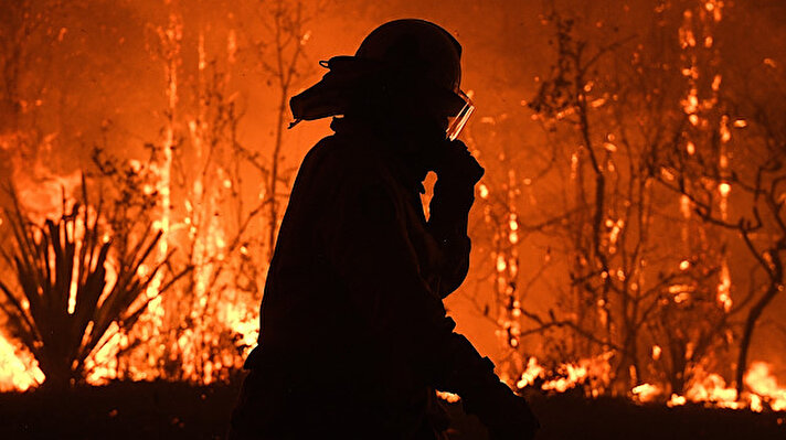  Yangınlara 2 bin 200'den fazla itfaiye personelinin müdahale ettiği belirtildi.