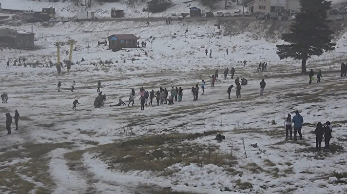 Kış turizminin en önemli merkezlerinden biri olan Uludağ yılbaşı öncesi tatilci akınına uğradı. Fakat 2 hafta önce yağan kar eridi.
