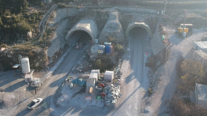 Tünelin geçtiği dağdan zemine yaklaşık 180 metre derinlikte olan tünelde iki tüp bulunurken, Denizli-Ankara karayolundan şehir merkezine girmeden Denizli-Antalya ve Denizli-Muğla kara yoluna direkt geçişi sağlayacak çevre yolu projesi içinde yer alan Honaz Tüneli'nin inşaat çalışmalarında sona yaklaşıldı. 