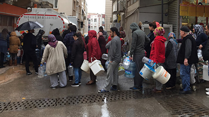 Tahtalı Barajı'ndan Görece İçmesuyu Arıtma Tesisi'ne giden 2200 milimetrelik hatta Küner Mahallesi yakınında meydana gelen arıza nedeniyle Gaziemir, Karabağlar ile Buca ilçelerine dün akşamdan itibaren su verilemiyor. 