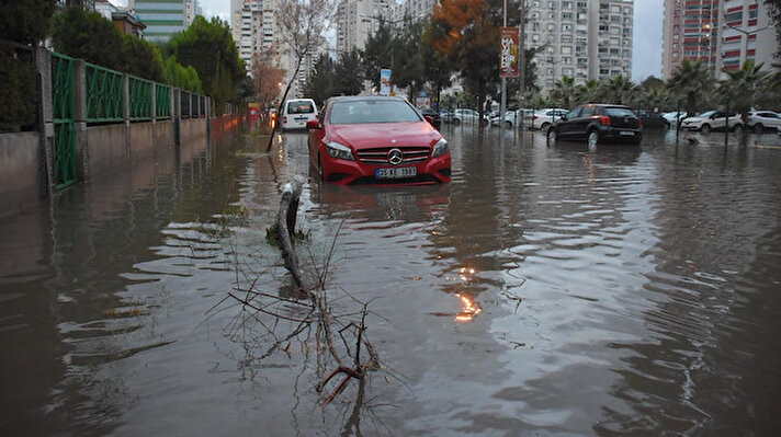İzmir'de saat 03.00 sıralarında başlayan etkili yağmurda birçok yeri su bastı. 