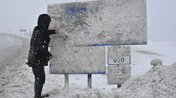 Sivas kent merkezine 50 kilometre uzaklıktaki Çamlıbel Geçidi'nde dün akşamdan beri etkili olan kar yığışı rüzgarla birlikte tipiye dönüştü. 