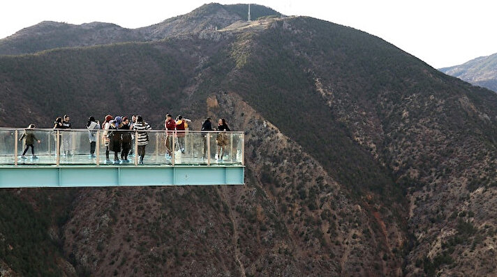 Gümüşhane’nin Torul ilçesine kuşbakışı izleyen cam seyir terası açıldığı günden beri hem yerli hem yabancı turistlerin hem de adrenalin tutkunlarının mekanı oldu. Bu yılki ziyaretçi sayısı ilçe genel nüfusunun 13 katını oluştururken, açıldığı 5 Ocak 2018 tarihinden bugüne gelen ziyaretçiler Gümüşhane il geneli nüfusunun 2,5 katına ulaştı.
