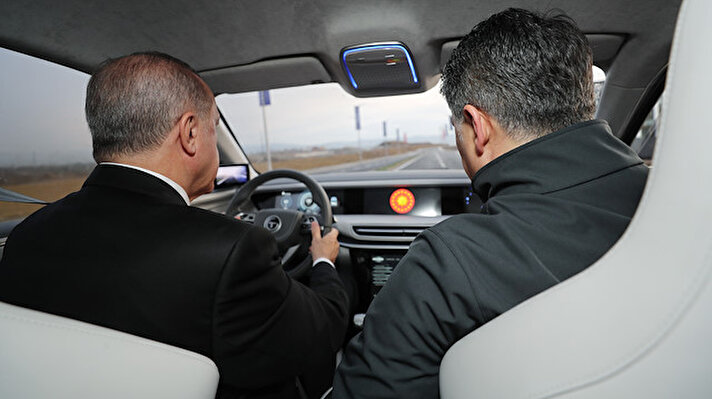 Cumhurbaşkanı Recep Tayyip Erdoğan, Gebze'de Bilişim Vadisi’nin resmi açılış töreni ile yerli otomobilin tanıtılacağı Türkiye'nin Otomobili Girişim Grubu Yeniliğe Yolculuk Buluşması programı sonrası yerli otomobili test etti. 