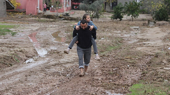 Adana'da aşırı yağmurun en çok vurduğu Sarıçam'ın Kürkçüler Mahallesi'nde 286 Sokak'ta ikamet eden Yalçın ve Kezban Yılmaz çifti, 10 yıldır evlerinin önündeki sokağa yol yaptırmaya çalışıyor ancak bir türlü yol yapılıp asfalt dökülmeyince yağmurlu günler onlar için işkenceye dönüşüyor.