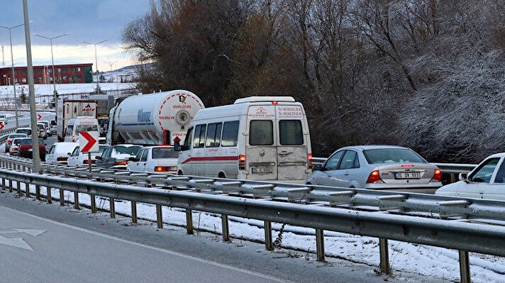 Burdur'da Kurna rampaları mevkiinde buzlanma nedeniyle maddi hasarlı trafik kazaları meydana geldi.
