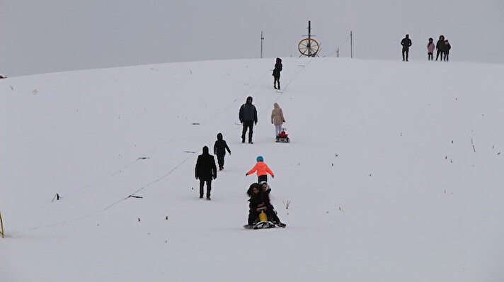 Fotoğraf: İHA

Bingöl'de beklenen kar yağışının son 2 gün yoğun olarak etkisini göstermesiyle merkeze bağlı Dikme köyü sınırlarında yer alan 2 bin 500 rakımlı Hesarek Kayak Merkezi sezonu açtı. 
