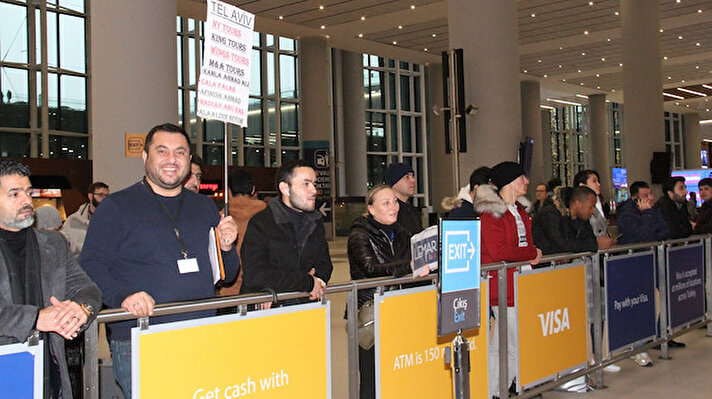 İstanbul Havalimanı dış ve iç hat gelen yolcu katında, yolcu ismi, firma ismi veya numarası yazılı pankartla yolcu karşılaması konusunda yeni bir uygulamaya geçildi.İstanbul Havalimanı Güvenlik Komisyonu tarafından alınan karar gereği hayata geçirilen yeni uygulama hakkında İstanbul Havalimanı Mülki İdare Amiri İsmail Şanlı, basın mensuplarına bilgi verdi. 