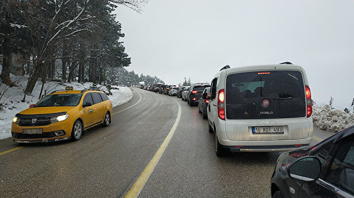 Yeni yılın ilk gününde Uludağ'a çıkmak isteyenler trafik nedeniyle zor anlara yaşadı. 