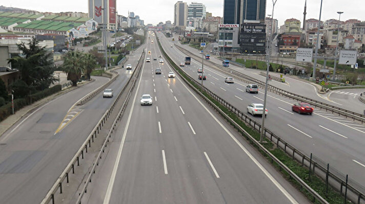 İstanbul’da 2020 yılının ilk gününde ana arterler ve bağlantı yolları başta olmak üzere birçok bölgede trafikteki seyreklik dikkat çekti.  