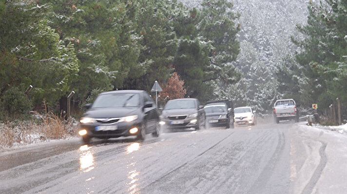 İstanbul'da Kentte hava sıcaklığının düşmesiyle sabahın erken saatlerinden itibaren Anadolu Yakası'nda etkili olan karla karışık yağmur yerini bir süre sonra kara bıraktı. 
