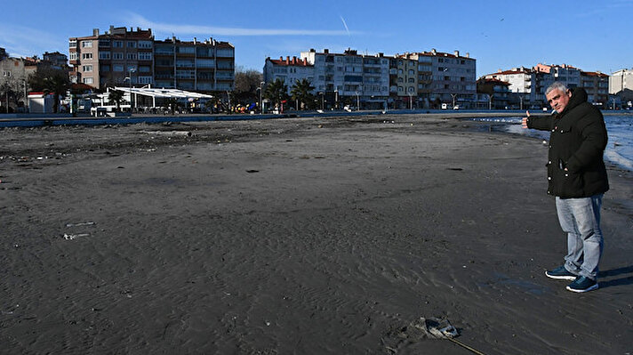 Marmara Ereğlisi'nde halk plajının bulunduğu bölgede deniz, kıyıdan 30 metre çekildi. 