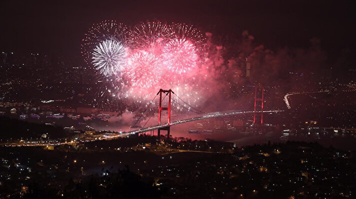 İBB’nin yılbaşı gece yarısı İstanbul Boğazı’nda oldukça görkemli bir şekilde gerçekleştirdiği havai fişek gösterisi, yaklaşık 5 dakika sürdü. 