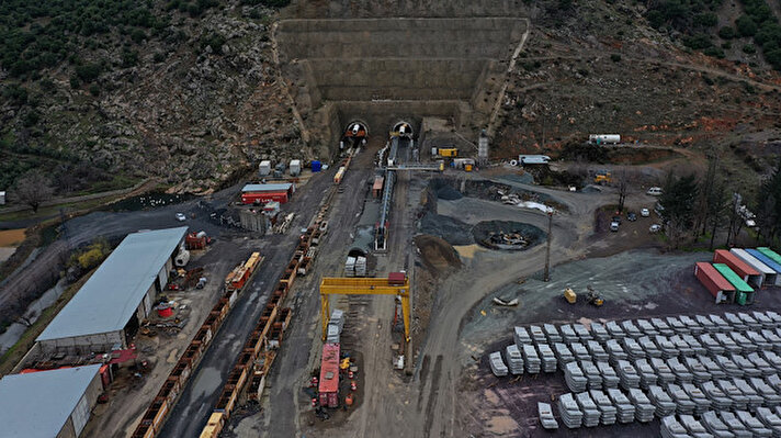 Türkiye’nin demiryolu hattındaki en uzun tüneli olacak olan 9 bin 950 metre uzunluğundaki tünelde çalışmalar aralıksız devam ediyor. 