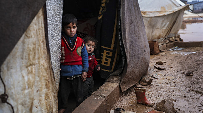 İdlib'te güvenli bölgelere göç eden aileler buradaki yoğun kış şartları ile mücadele etmeye çalışıyor. 