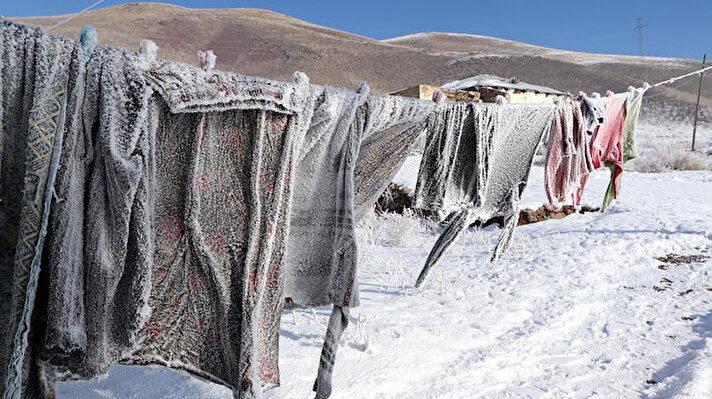 Bölgede, kar yağışının ardından etkili olan soğuk hava, yaşamı olumsuz etkiliyor. Türkiye'deki en düşük sıcaklığın 9 Ocak 1990 tarihinde sıfırın altında 46.4 derece olarak ölçüldüğü Van'ın Çaldıran ilçesinde, bu yıl da kış zorlu geçiyor. 