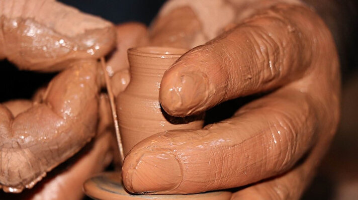 Nevşehir’in Avanos ilçesinde 30 yıldır çanak ustalığı yapan Adnan Çelebi yaklaşık 15 yıldır da dünyanın en küçük testilerini yapıyor. 