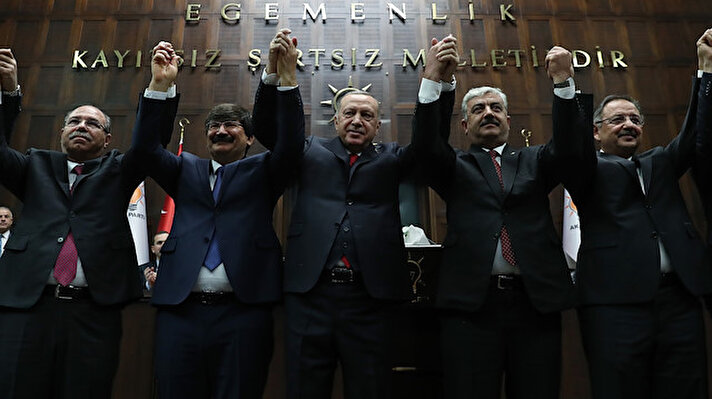 AK Parti'nin Meclis grup toplantısının ardından 3'ü farklı partilerden ve 2'si bağımsız seçilen toplam 5 belediye başkanı AK Parti'ye geçti. 